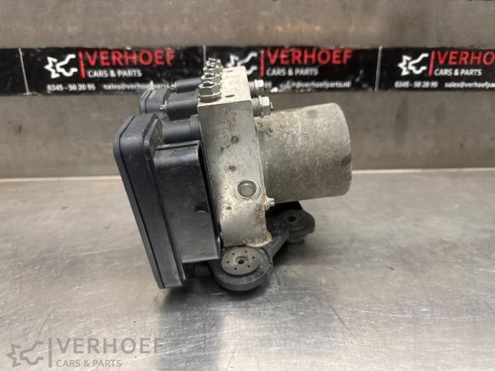 ABS Pumpe van een Volkswagen Polo VI (AW1) 1.0 MPI 12V 2018