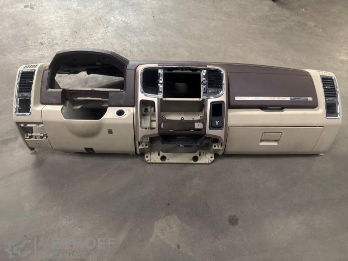 Usados Salpicadero Dodge 1500 Crew Cab (DS) 5.7 Hemi V8 Precio de solicitud ofrecido por Verhoef Cars & Parts