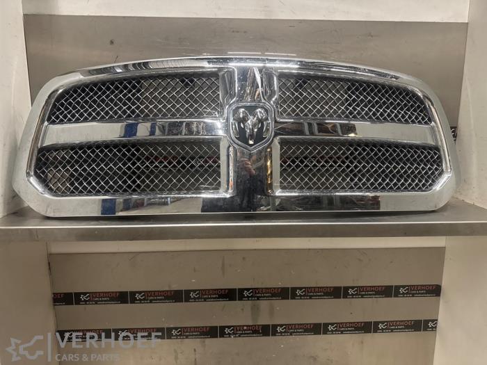 Używane Grill Dodge 1500 Crew Cab (DS) 5.7 Hemi V8 Cena na żądanie oferowane przez Verhoef Cars & Parts