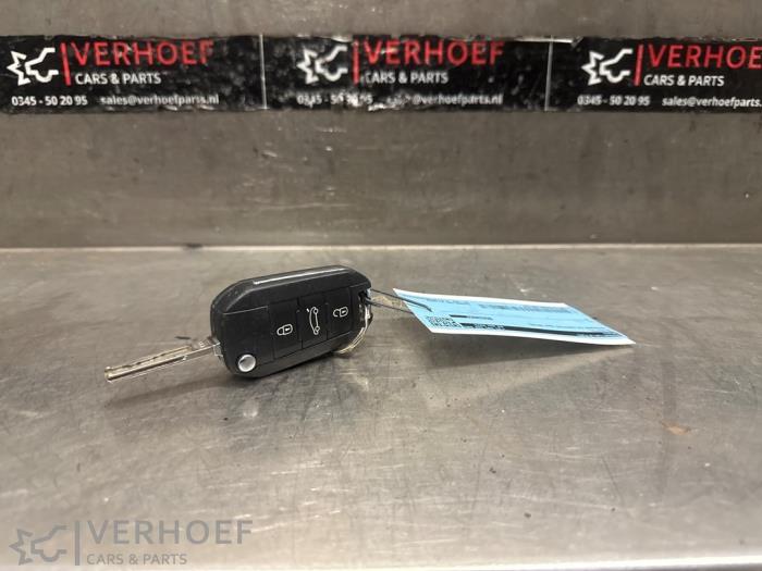 Używane Klucz Citroen C4 Cactus (0B/0P) 1.2 PureTech 82 12V Cena na żądanie oferowane przez Verhoef Cars & Parts