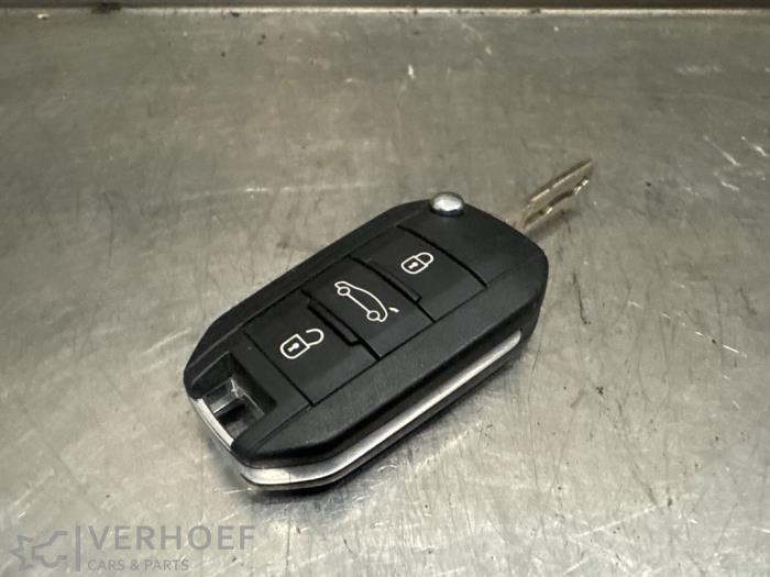 Używane Klucz Citroen C4 Cactus (0B/0P) 1.2 PureTech 82 12V Cena na żądanie oferowane przez Verhoef Cars & Parts