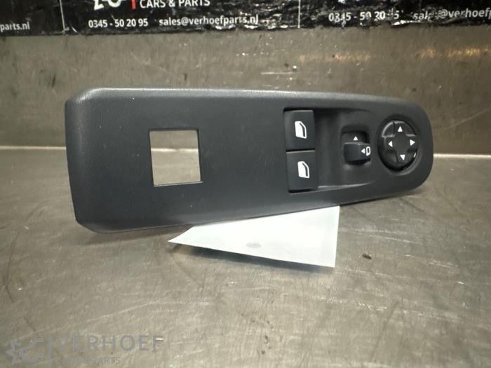 Usados Interruptor combinado de ventanillas Toyota ProAce City 1.5 D-4D 100 Precio € 48,40 IVA incluido ofrecido por Verhoef Cars & Parts