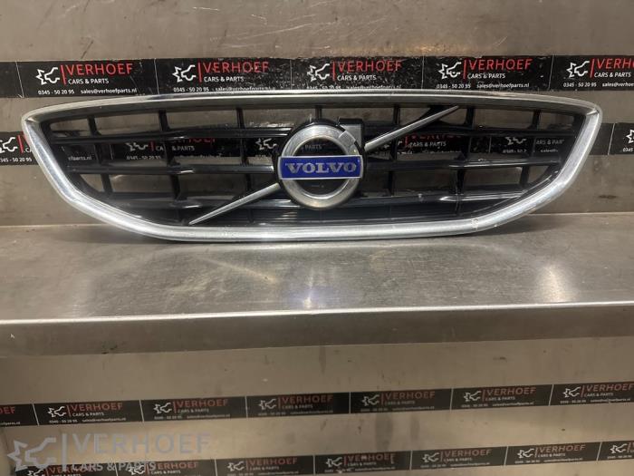 Używane Grill Volvo V40 (MV) 2.0 D2 16V Cena € 150,00 Procedura marży oferowane przez Verhoef Cars & Parts