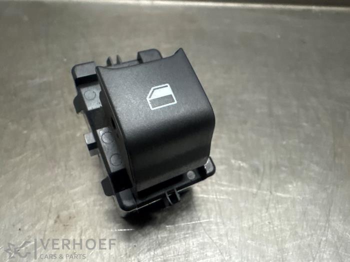 Usados Interruptor de ventanilla eléctrica Ford Focus 4 1.5 EcoBoost 12V 150 Precio € 15,00 Norma de margen ofrecido por Verhoef Cars & Parts