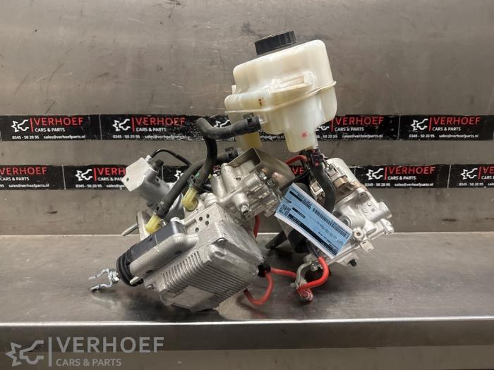 Usagé Bloc ABS Toyota Yaris III (P13) 1.5 16V Hybrid Prix € 350,00 Règlement à la marge proposé par Verhoef Cars & Parts