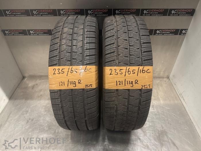 Używane Opona Cena na żądanie oferowane przez Verhoef Cars & Parts