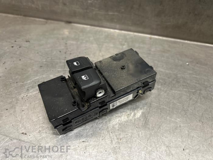Usados Interruptor combinado de ventanillas Kia Rio IV (YB) 1.0i T-GDi 100 12V Precio € 50,00 Norma de margen ofrecido por Verhoef Cars & Parts