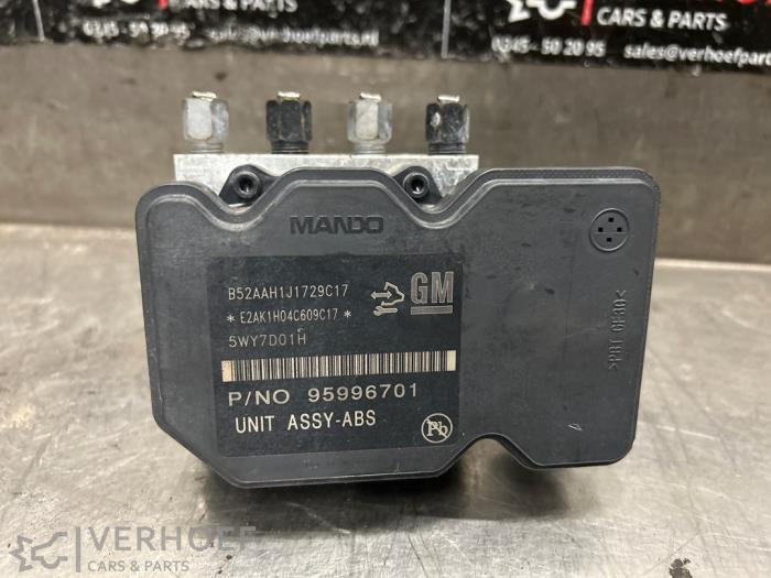 Usagé Pompe ABS Chevrolet Spark (M300) 1.2 16V Prix € 50,00 Règlement à la marge proposé par Verhoef Cars & Parts