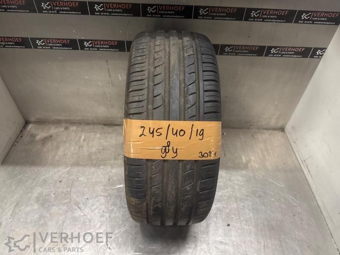 Używane Opona Cena na żądanie oferowane przez Verhoef Cars & Parts