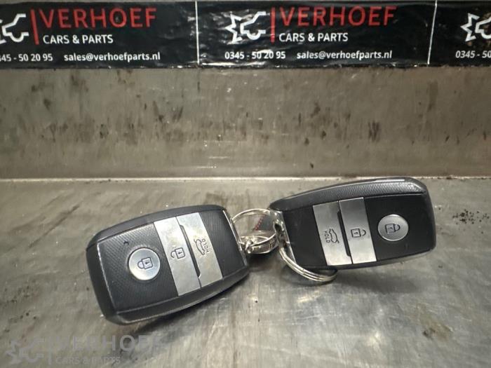 Używane Klucz Kia Cee'd (JDB5) Cena na żądanie oferowane przez Verhoef Cars & Parts