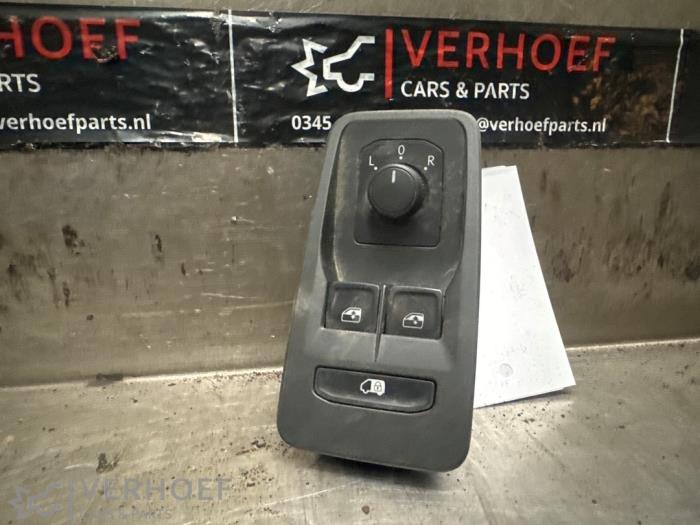 Usados Interruptor combinado de ventanillas Volkswagen Caddy Cargo V (SBA/SBH) 2.0 TDI BlueMotionTechnology Precio de solicitud ofrecido por Verhoef Cars & Parts