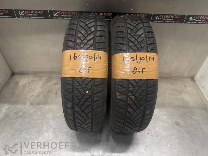 Używane Opona zimowa Cena na żądanie oferowane przez Verhoef Cars & Parts