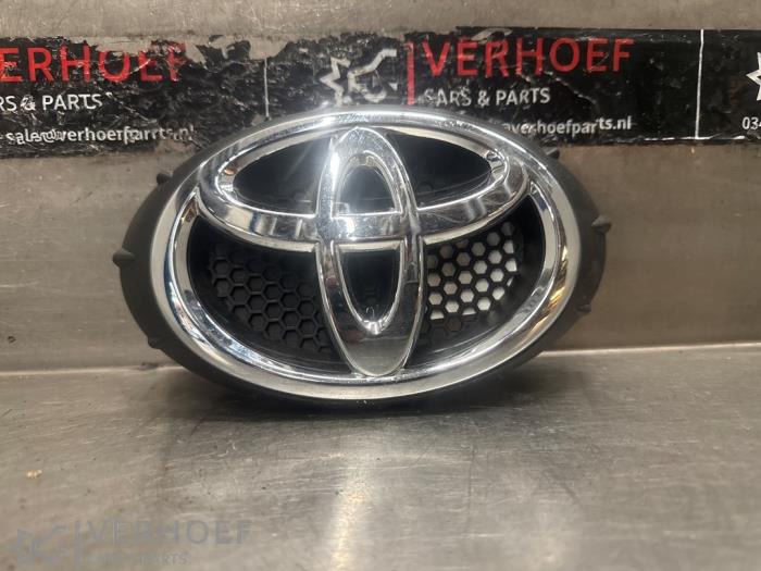 Używane Emblemat Toyota Aygo (B40) 1.0 12V VVT-i Cena na żądanie oferowane przez Verhoef Cars & Parts