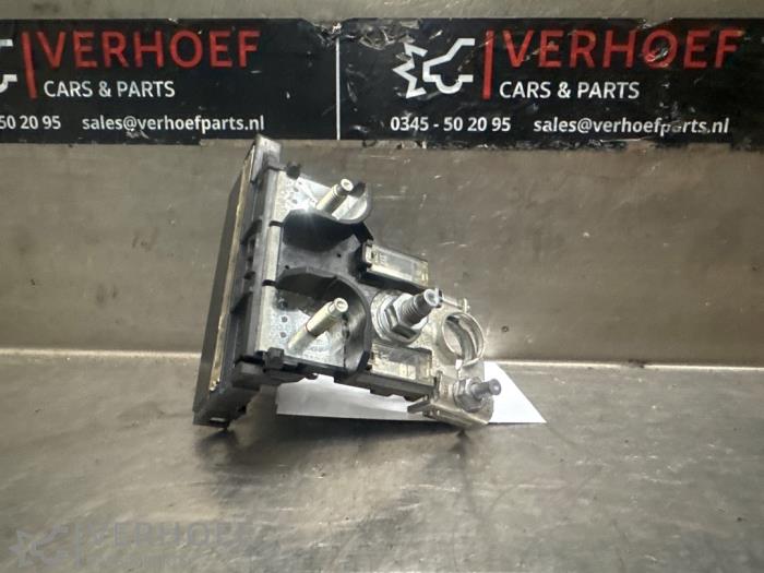 Używane Bezpiecznik Nissan Juke (F16) 1.0 DIG-T 117 12V Cena na żądanie oferowane przez Verhoef Cars & Parts