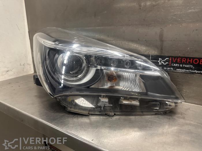 Używane Reflektor prawy Toyota Yaris III (P13) 1.33 16V Dual VVT-I Cena € 375,00 Procedura marży oferowane przez Verhoef Cars & Parts