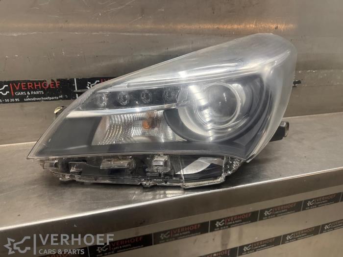 Używane Reflektor lewy Toyota Yaris III (P13) 1.33 16V Dual VVT-I Cena € 375,00 Procedura marży oferowane przez Verhoef Cars & Parts