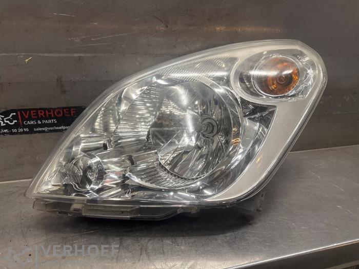 Używane Reflektor lewy Suzuki Splash 1.0 12V Cena na żądanie oferowane przez Verhoef Cars & Parts