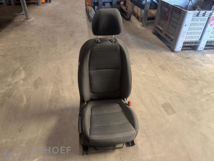 Używane Fotel prawy Kia Stonic (YB) 1.0i T-GDi 12V Eco-Dynamics+ Cena € 175,00 Procedura marży oferowane przez Verhoef Cars & Parts