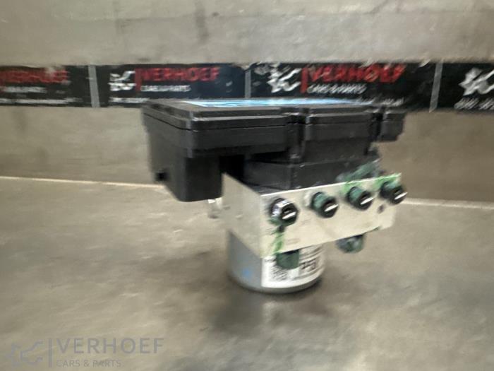 Usagé Bloc ABS Kia Stonic (YB) 1.0i T-GDi 12V Eco-Dynamics+ Prix € 90,00 Règlement à la marge proposé par Verhoef Cars & Parts