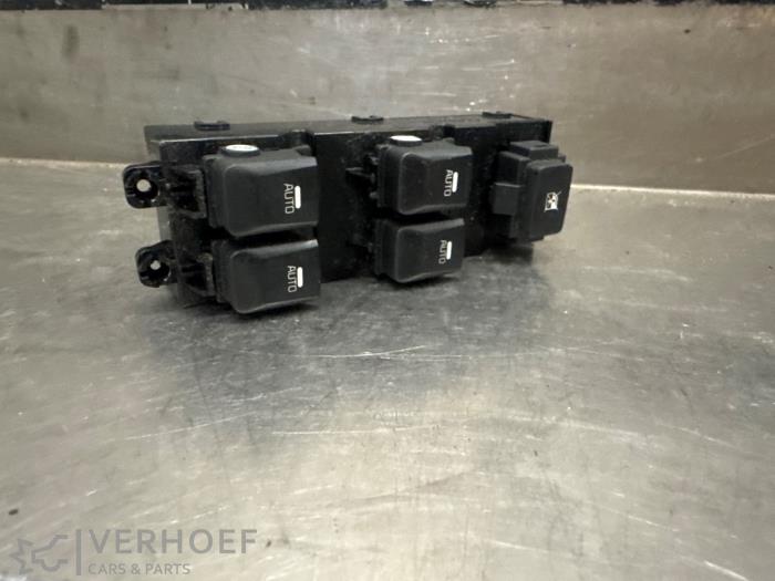 Usados Interruptor combinado de ventanillas Kia Cee'd Sportswagon (JDC5) 1.6 GDI 16V Precio € 35,00 Norma de margen ofrecido por Verhoef Cars & Parts
