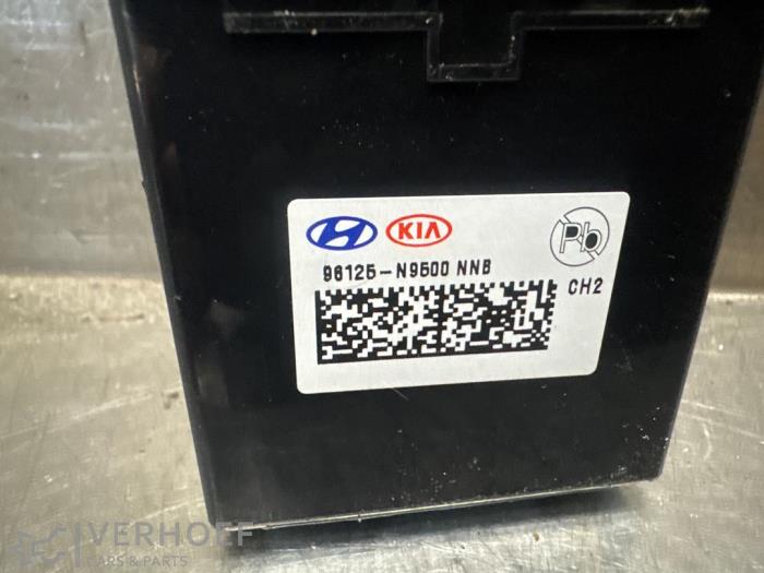 Używane Modul USB Hyundai Tucson (NX) 1.6 T-GDI HEV Cena na żądanie oferowane przez Verhoef Cars & Parts