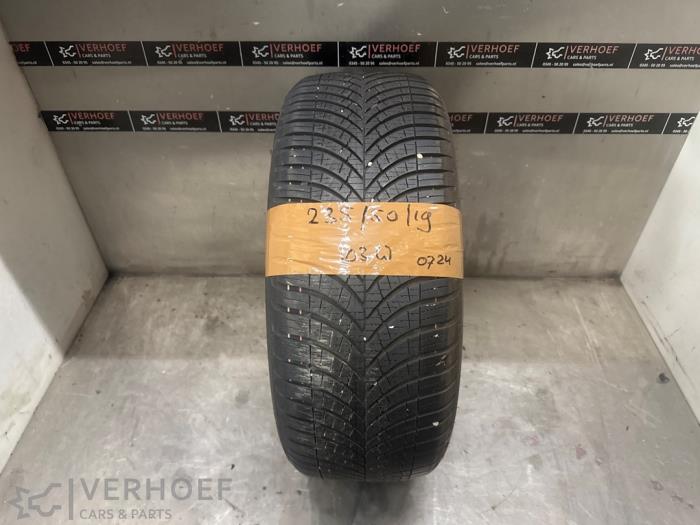 Używane Opona Cena na żądanie oferowane przez Verhoef Cars & Parts