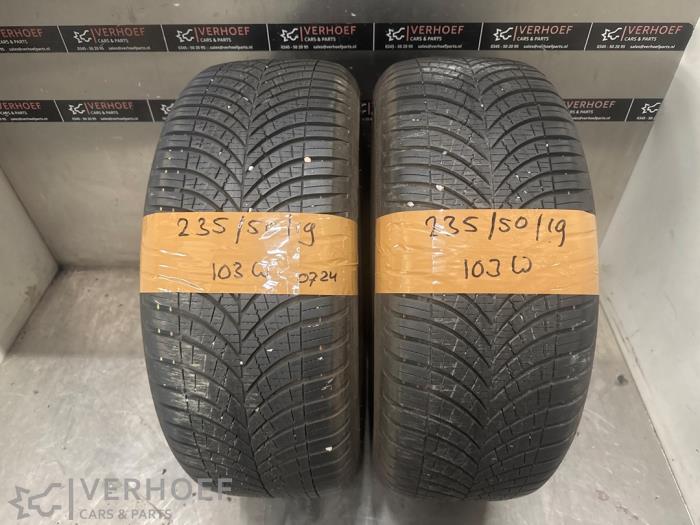 Używane Opona Cena na żądanie oferowane przez Verhoef Cars & Parts