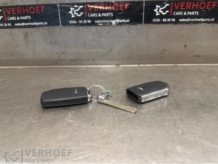 Używane Klucz Kia Niro I (DE) 1.6 GDI PHEV Cena na żądanie oferowane przez Verhoef Cars & Parts