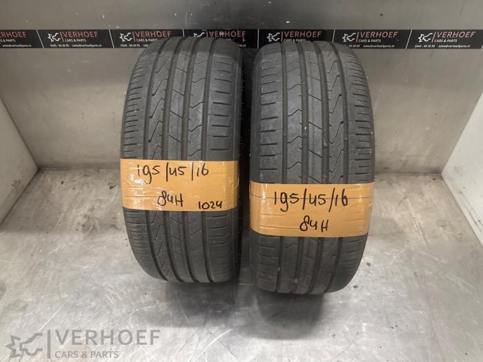 Używane Opona Cena na żądanie oferowane przez Verhoef Cars & Parts