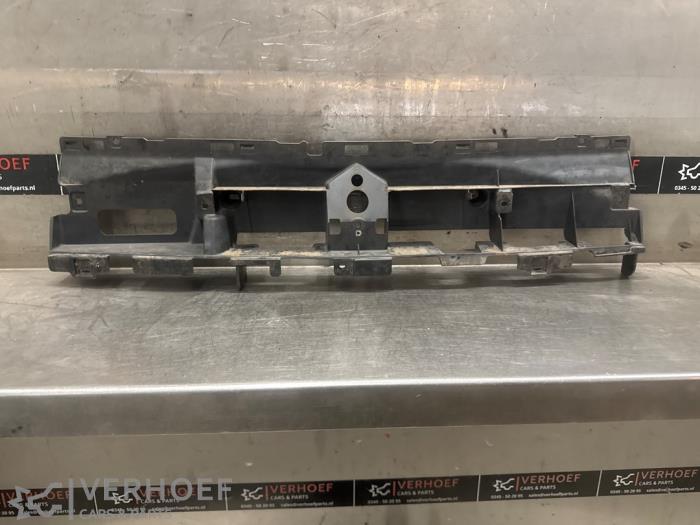 Usagé Support de calandre Suzuki Ignis (MF) 1.2 Dual Jet 16V Prix sur demande proposé par Verhoef Cars & Parts