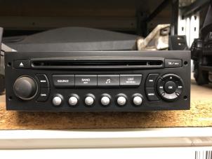 Używane Radioodtwarzacz CD Peugeot 307 (3A/C/D) 2.0 16V Cena € 50,00 Procedura marży oferowane przez Verhoef Cars & Parts