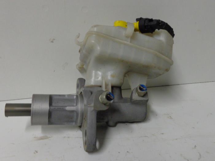 Master cylinder from a Daewoo Cruze 2.0 D 16V 2012