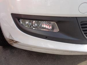 Usados Luz antiniebla derecha delante Volkswagen Polo V (6R) 1.2 TDI 12V BlueMotion Precio € 30,00 Norma de margen ofrecido por Verhoef Cars & Parts