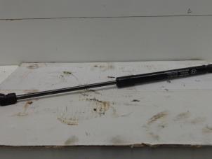 Used Rear gas strut, right Hyundai Santa Fe II (CM) 2.7 V6 24V 4x4 Price on request offered by Verhoef Cars & Parts