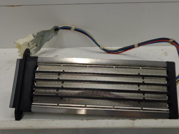 Heater from a Toyota Avensis Wagon (T27) 2.2 16V D-4D-F 150 2009
