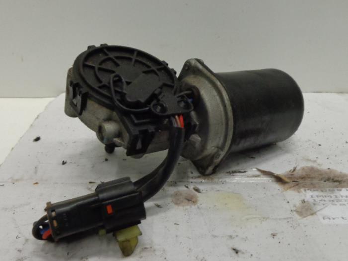 Front wiper motor from a SsangYong Rexton 2.7 Xdi RX270 XVT 16V 2011