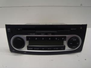 Usados Reproductor de CD y radio Mitsubishi Colt (Z2/Z3) 1.1 12V Precio de solicitud ofrecido por Verhoef Cars & Parts
