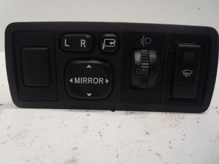 Interruptor de retrovisor de un Toyota Avensis (T25/B1B) 2.0 16V VVT-i D4 2003