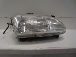 Used Headlight, right Renault Megane Classic (LA) 1.6i RN,RT,Alizé Price on request offered by Verhoef Cars & Parts