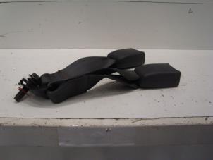 Used Rear seatbelt buckle, left Ssang Yong Kyron 2.0 200 Xdi 16V 4x2 Price on request offered by Verhoef Cars & Parts