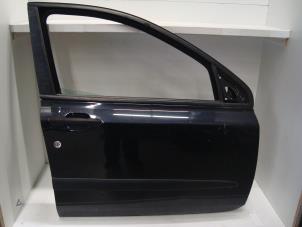 Używane Drzwi prawe przednie wersja 4-drzwiowa Fiat Stilo MW (192C) 1.4 16V Cena € 140,00 Procedura marży oferowane przez Verhoef Cars & Parts