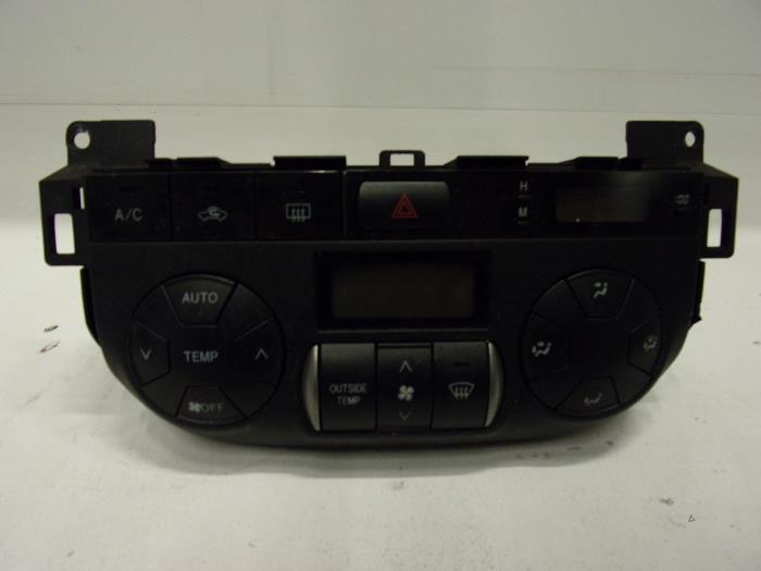 Panel de control de calefacción de un Toyota RAV4 (A2) 2.0 16V VVT-i 4x4 2004
