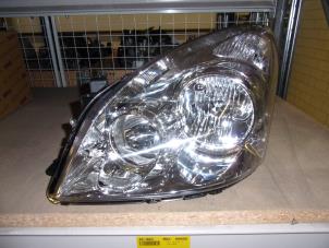 New Headlight, left Toyota Corolla Verso (R10/11) Price € 84,70 Inclusive VAT offered by Verhoef Cars & Parts