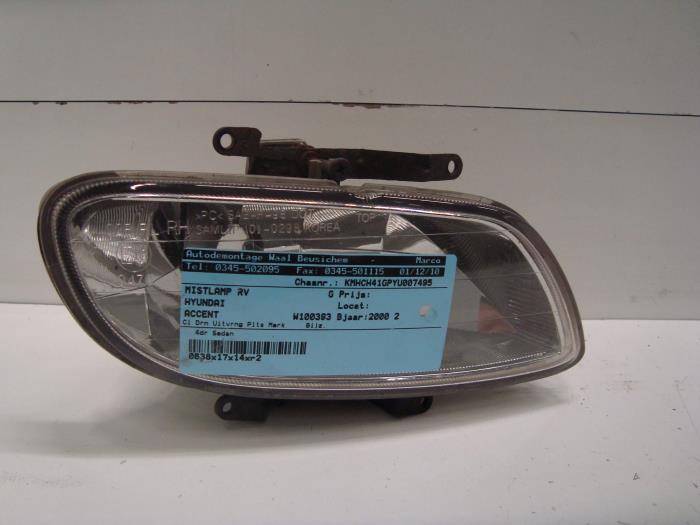 Fog light, front right from a Hyundai Accent 1.5i 12V 2000