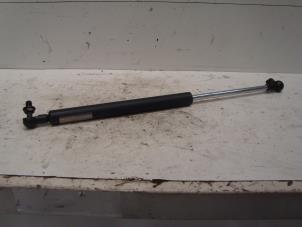 Begagnade Gasfjäder, höger bak Honda CRX (EG/EH) 1.6 ESi 16V Pris € 15,00 Marginaltabell erbjuds av Verhoef Cars & Parts