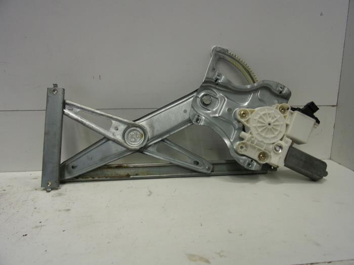 Window mechanism 2-door, front right from a Toyota Corolla (E12) 1.6 16V VVT-i 2003