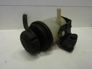 Used Power steering fluid reservoir Hyundai Santa Fe II (CM) 2.7 V6 24V 4x4 Price on request offered by Verhoef Cars & Parts