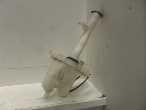 Used Front windscreen washer reservoir Toyota Hi-lux IV 2.5 D4-D 16V 4x4 Price on request offered by Verhoef Cars & Parts