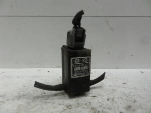 Used Windscreen washer pump Hyundai Santa Fe II (CM) 2.2 CRDi 16V 4x4 Price € 25,00 Margin scheme offered by Verhoef Cars & Parts