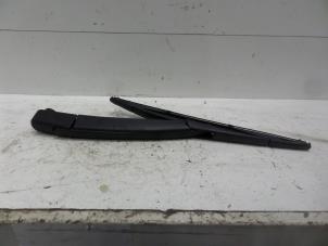 Używane Ramie wycieraczki tylnej Hyundai i20 (GBB) 1.2i 16V Cena na żądanie oferowane przez Verhoef Cars & Parts